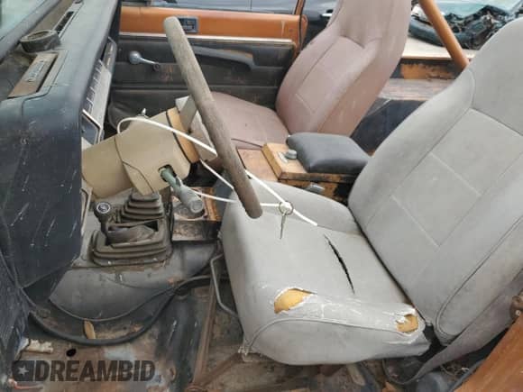 1987 Jeep Wrangler z VIN 2BCCL81J3HB503091, wystawiony jako Copart lot #70991035 z przebiegiem 213 248 mil mil oraz Czysty tytuł • Clean title. Historia ofert i sprzedaży dostępna na DreamBid. Obrazek 7.