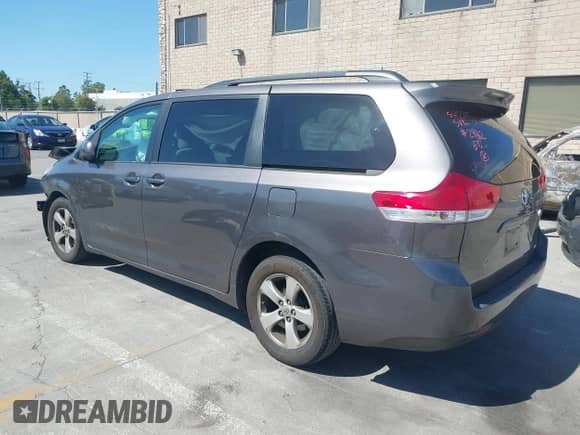 2013 Toyota Sienna LE AAS с VIN 5TDKK3DC0DS399195, выставлен на аукционе IAAI как лот 42378547 с пробегом 84 900 миль миль и . История ставок и продаж доступна на DreamBid. Изображение 3.