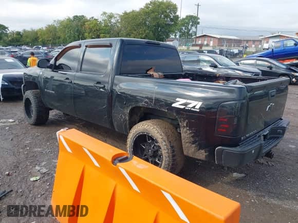 2013 Chevrolet Silverado 1500 LT with VIN 3GCPKSE70DG306742, listed as a IAAI auction lot 43292607 with 196,596 mi miles and . Bid and sale history available at DreamBid. Image 3.