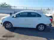 2013 Chevrolet Sonic LT z VIN 1G1JC5SG1D4163184, wystawiony jako IAAI lot #43299118 z przebiegiem 131 205 mil mil oraz . Historia ofert i sprzedaży dostępna na DreamBid. Obrazek 14.