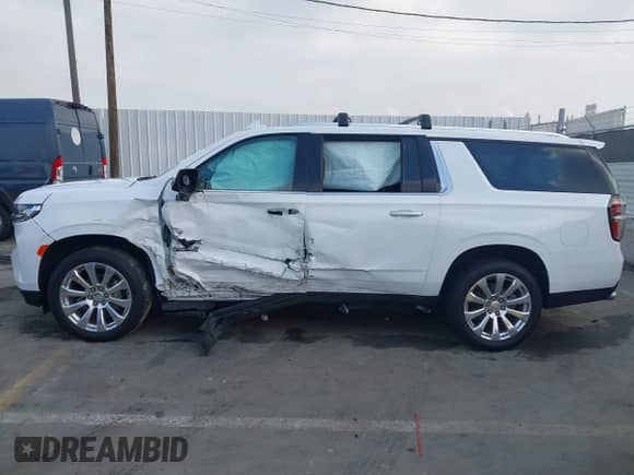 2021 Chevrolet Suburban Premier z VIN 1GNSKFKDXMR185737, wystawiony jako IAAI lot #42087355 z przebiegiem Nie podano mil oraz . Historia ofert i sprzedaży dostępna na DreamBid. Obrazek 14.
