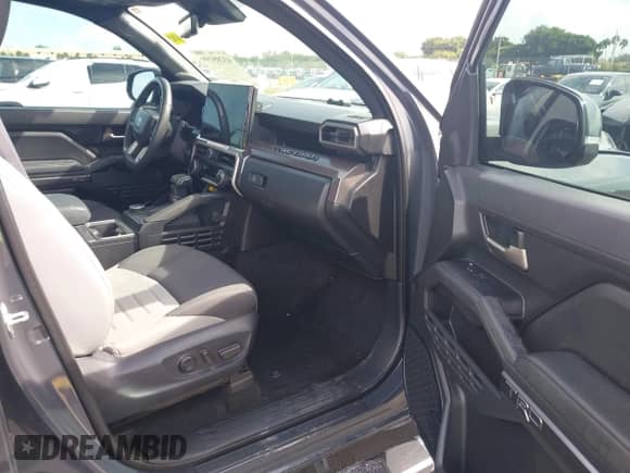 2024 Toyota Tacoma SR5 z VIN 3TYKB5FN6RT007410, wystawiony jako IAAI lot #43205199 z przebiegiem 26 768 mil mil oraz . Historia ofert i sprzedaży dostępna na DreamBid. Obrazek 5.