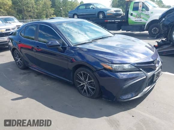 2021 Toyota Camry SE Nightshade z VIN 4T1G11AKXMU519763, wystawiony jako IAAI lot #43319480 z przebiegiem 97 862 mil mil oraz . Historia ofert i sprzedaży dostępna na DreamBid. Obrazek 1.