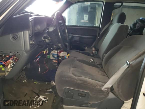 2001 Chevrolet Silverado 2500HD LS с VIN 1GCHC23UX1F106135, выставлен на аукционе Copart как лот 71551844 с пробегом 145 245 миль миль и Списание • Salvage title. История ставок и продаж доступна на DreamBid. Изображение 7.