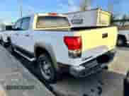 2008 Toyota Tundra Limited z VIN 5TFDV58168X073440, wystawiony jako Copart lot #52966805 z przebiegiem Nie podano mil oraz Czysty tytuł • Clean title. Historia ofert i sprzedaży dostępna na DreamBid. Obrazek 3.