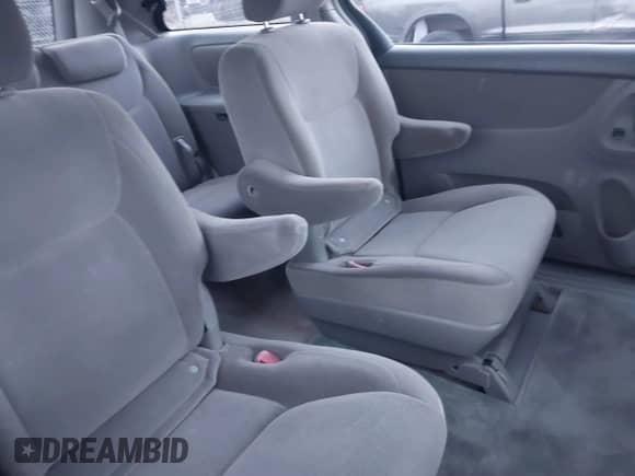 2005 Toyota Sienna LE with VIN 5TDBA23C25S031133, listed as a IAAI auction lot 43395031 with Not provided miles and . Bid and sale history available at DreamBid. Image 8.