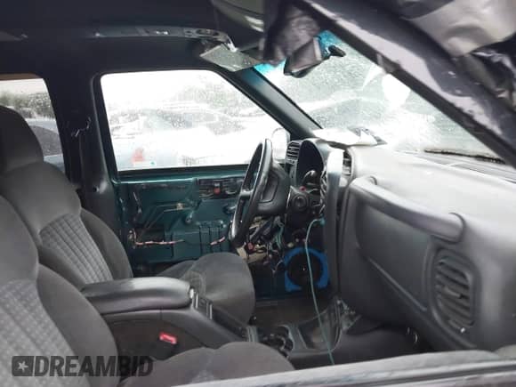 1998 Chevrolet Blazer LS z VIN 1GNDT13W3W2192985, wystawiony jako IAAI lot #42642518 z przebiegiem 139 608 mil mil oraz . Historia ofert i sprzedaży dostępna na DreamBid. Obrazek 5.