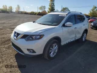 2015 Nissan Rogue SL z VIN 5N1AT2MV7FC840129, wystawiony jako Copart lot #85908575 z przebiegiem 128 881 mil mil oraz Szkoda całkowita • Salvage title. Historia ofert i sprzedaży dostępna na DreamBid. Obrazek 1.