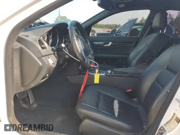 2013 Mercedes-Benz C 300 Luxury z VIN WDDGF8ABXDA751673, wystawiony jako Copart lot #68739465 z przebiegiem 211 703 mil mil oraz Czysty tytuł • Clean title. Historia ofert i sprzedaży dostępna na DreamBid. Obrazek 7.