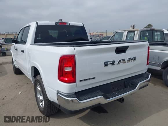 2025 Ram 1500 Big Horn z VIN 1C6RREFG1SN504598, wystawiony jako IAAI lot #42380514 z przebiegiem 7 657 mil mil oraz . Historia ofert i sprzedaży dostępna na DreamBid. Obrazek 3.
