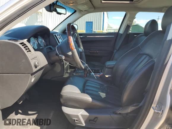 2008 Chrysler 300 C Hemi with VIN 2C3KA63H98H140330, listed as a Copart auction lot 82515925 with 68,300 mi miles and Salvage title. Bid and sale history available at DreamBid. Image 7.