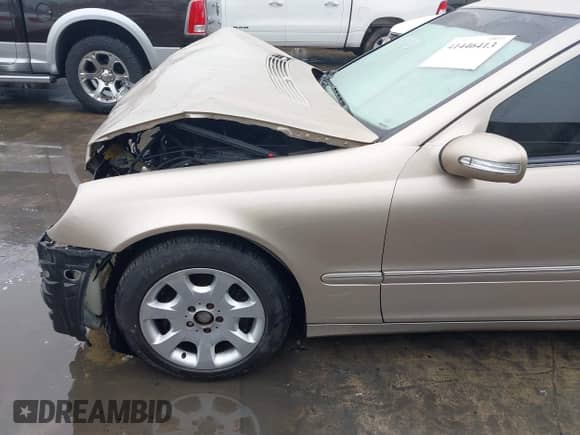 2005 Mercedes-Benz C 320 z VIN WDBRF64J65F576240, wystawiony jako IAAI lot #41446413 z przebiegiem 68 000 mil mil oraz . Historia ofert i sprzedaży dostępna na DreamBid. Obrazek 19.