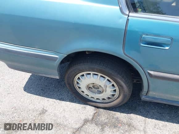 1991 Honda Accord EX z VIN JHMCB7560MC063583, wystawiony jako IAAI lot #42563870 z przebiegiem 226 798 mil mil oraz . Historia ofert i sprzedaży dostępna na DreamBid. Obrazek 18.