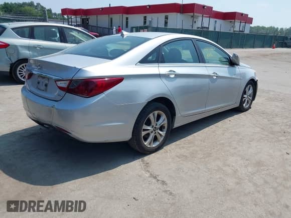 2013 Hyundai Sonata SE with VIN 5NPEC4AC8DH567255, listed as a IAAI auction lot 42842822 with 198,986 mi miles and . Bid and sale history available at DreamBid. Image 4.