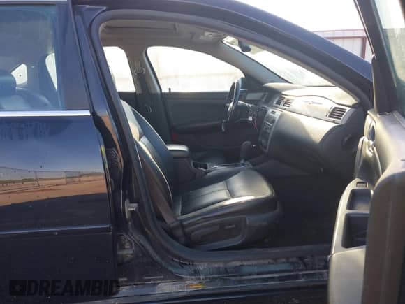 2008 Chevrolet Impala LTZ z VIN 2G1WU583689212292, wystawiony jako IAAI lot #43069019 z przebiegiem 206 367 mil mil oraz . Historia ofert i sprzedaży dostępna na DreamBid. Obrazek 5.