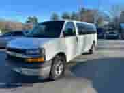 2021 Chevrolet Express Passenger LS z VIN 1GAZGNFPXM1170072, wystawiony jako Copart lot #83494114 z przebiegiem 273 908 mil mil oraz Czysty tytuł • Clean title. Historia ofert i sprzedaży dostępna na DreamBid. Obrazek 1.