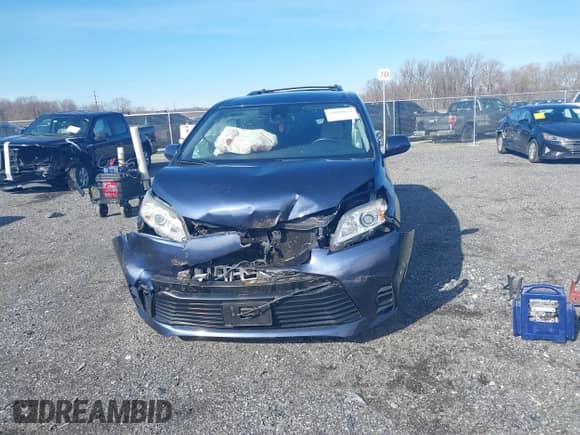 2018 Toyota Sienna LE z VIN 5TDJZ3DC4JS189041, wystawiony jako IAAI lot #41610754 z przebiegiem 61 862 mil mil oraz . Historia ofert i sprzedaży dostępna na DreamBid. Obrazek 12.