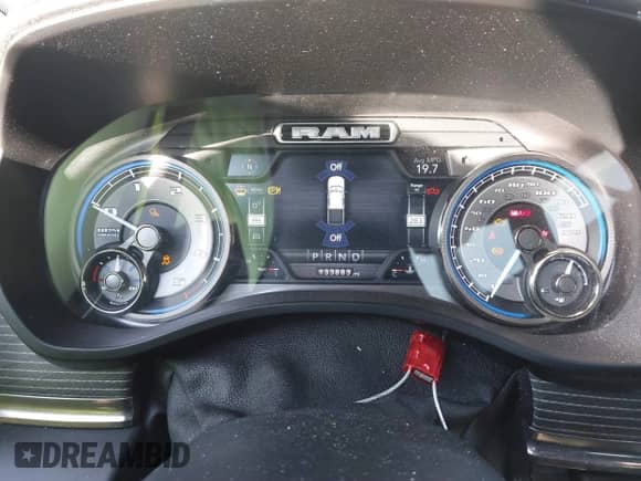 2020 Ram 1500 z VIN 1C6SRFPM6LN205220, wystawiony jako IAAI lot #41437777 z przebiegiem 133 883 mil mil oraz . Historia ofert i sprzedaży dostępna na DreamBid. Obrazek 7.