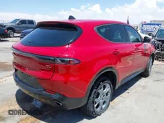 2024 Dodge Hornet R/T z VIN ZACPDFCW6R3A29202, wystawiony jako IAAI lot #39961525 z przebiegiem 7 107 mil mil oraz . Historia ofert i sprzedaży dostępna na DreamBid. Obrazek 4.