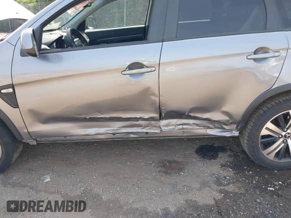 2021 Mitsubishi Outlander ES z VIN JA4APUAU1MU001501, wystawiony jako IAAI lot #42073396 z przebiegiem 55 253 mil mil oraz . Historia ofert i sprzedaży dostępna na DreamBid. Obrazek 6.