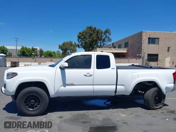 2018 Toyota Tacoma SR5 z VIN 5TFSZ5AN7JX125771, wystawiony jako IAAI lot #42783782 z przebiegiem 152 340 mil mil oraz . Historia ofert i sprzedaży dostępna na DreamBid. Obrazek 14.