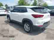 2021 Chevrolet TrailBlazer LS z VIN KL79MNSL1MB138377, wystawiony jako IAAI lot #42163738 z przebiegiem 57 867 mil mil oraz . Historia ofert i sprzedaży dostępna na DreamBid. Obrazek 3.