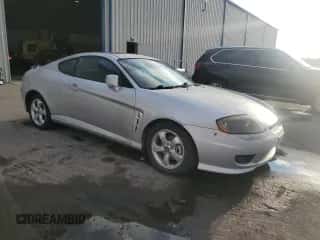 2006 Hyundai Tiburon GS z VIN KMHHM65D06U205823, wystawiony jako Copart lot #87125445 z przebiegiem 158 410 mil mil oraz Czysty tytuł • Clean title. Historia ofert i sprzedaży dostępna na DreamBid. Obrazek 4.
