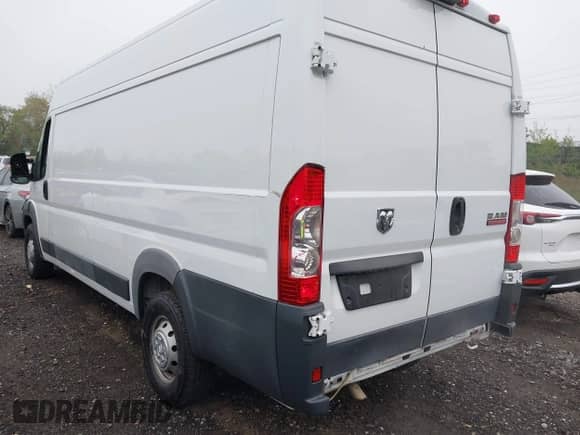 2018 Ram ProMaster Cargo z VIN 3C6URVJG7JE128140, wystawiony jako IAAI lot #42174435 z przebiegiem 101 826 mil mil oraz . Historia ofert i sprzedaży dostępna na DreamBid. Obrazek 3.