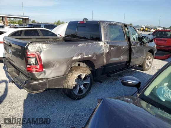 2024 Ram 1500 Laramie z VIN 1C6SRFJT3RN197781, wystawiony jako Copart lot #71400205 z przebiegiem 20 712 mil mil oraz Nie do naprawy • Non repairable. Historia ofert i sprzedaży dostępna na DreamBid. Obrazek 3.