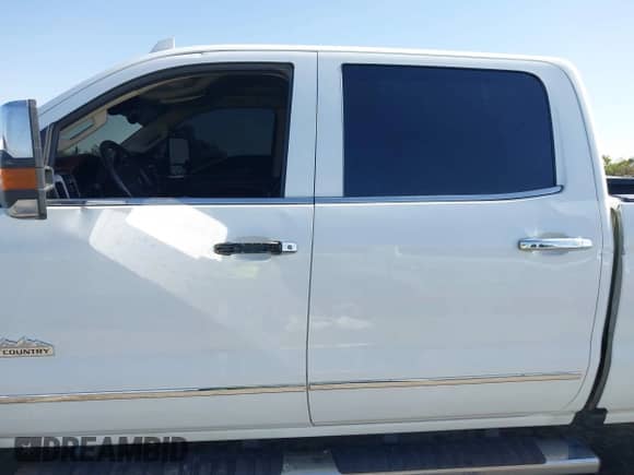 2016 Chevrolet Silverado 2500HD High Country z VIN 1GC1KXE89GF172606, wystawiony jako IAAI lot #41858059 z przebiegiem 141 888 mil mil oraz . Historia ofert i sprzedaży dostępna na DreamBid. Obrazek 14.