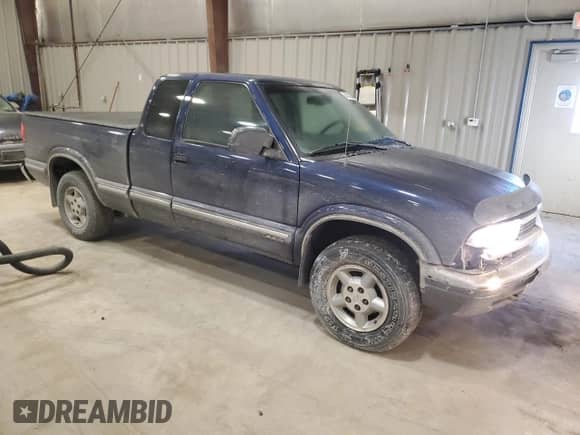 1998 Chevrolet S-10 LS with VIN 1GCDT19X1W8232907, listed as a Copart auction lot 84530904 with 144,367 mi miles and Non repairable. Bid and sale history available at DreamBid. Image 4.