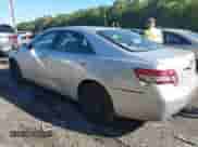 2010 Toyota Camry z VIN 4T1BF3EK4AU020969, wystawiony jako IAAI lot #43324670 z przebiegiem 272 629 mil mil oraz . Historia ofert i sprzedaży dostępna na DreamBid. Obrazek 3.