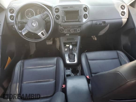 2017 Volkswagen Tiguan S с VIN WVGAV7AX5HK020668, выставлен на аукционе Copart как лот 60418325 с пробегом 141 830 миль миль и Чистый • Clean title. История ставок и продаж доступна на DreamBid. Изображение 8.