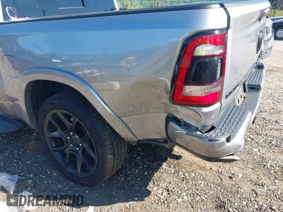 2022 Ram 1500 Laramie z VIN 1C6SRFJT3NN188430, wystawiony jako IAAI lot #43078067 z przebiegiem 26 073 mil mil oraz . Historia ofert i sprzedaży dostępna na DreamBid. Obrazek 17.