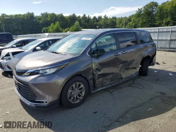 2022 Toyota Sienna XLE z VIN 5TDYRKEC0NS124927, wystawiony jako Copart lot #62726065 z przebiegiem 67 662 mil mil oraz Szkoda całkowita • Salvage title. Historia ofert i sprzedaży dostępna na DreamBid. Obrazek 1.