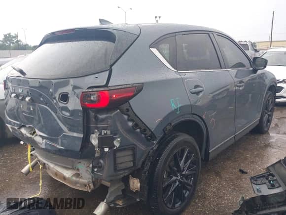 2023 Mazda CX-5 S Carbon Edition z VIN JM3KFBCM7P0104374, wystawiony jako IAAI lot #42329421 z przebiegiem 27 575 mil mil oraz . Historia ofert i sprzedaży dostępna na DreamBid. Obrazek 4.