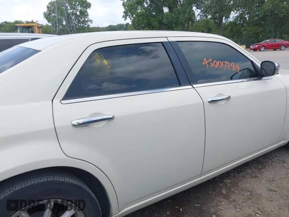 2010 Chrysler 300 Touring z VIN 2C3CA5CV6AH330449, wystawiony jako IAAI lot #43000784 z przebiegiem 185 170 mil mil oraz . Historia ofert i sprzedaży dostępna na DreamBid. Obrazek 14.