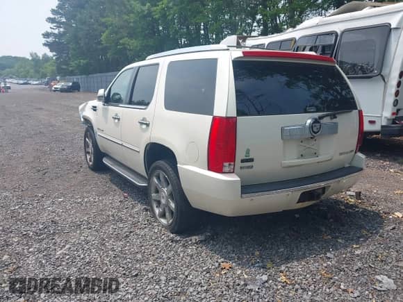 2009 Cadillac Escalade z VIN 1GYFK23249R194354, wystawiony jako IAAI lot #42406677 z przebiegiem 156 770 mil mil oraz . Historia ofert i sprzedaży dostępna na DreamBid. Obrazek 3.