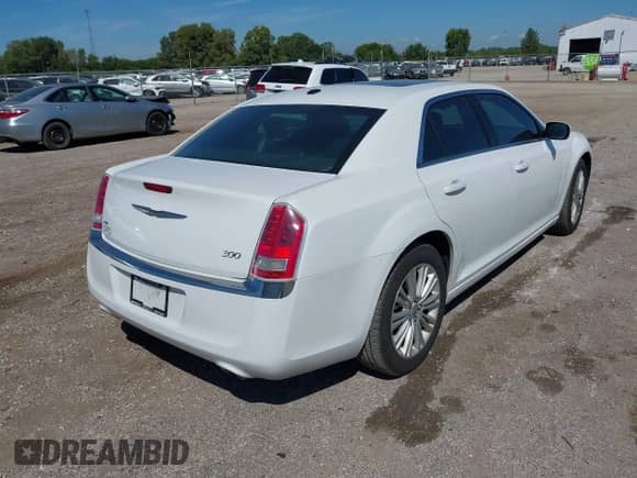 2014 Chrysler 300 с VIN 2C3CCARGXEH211742, выставлен на аукционе IAAI как лот 43110813 с пробегом 184 642 миль миль и . История ставок и продаж доступна на DreamBid. Изображение 4.