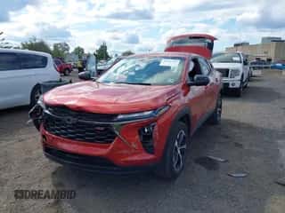 2024 Chevrolet Trax 1RS z VIN KL77LGE27RC108066, wystawiony jako IAAI lot #43116171 z przebiegiem 18 508 mil mil oraz . Historia ofert i sprzedaży dostępna na DreamBid. Obrazek 2.