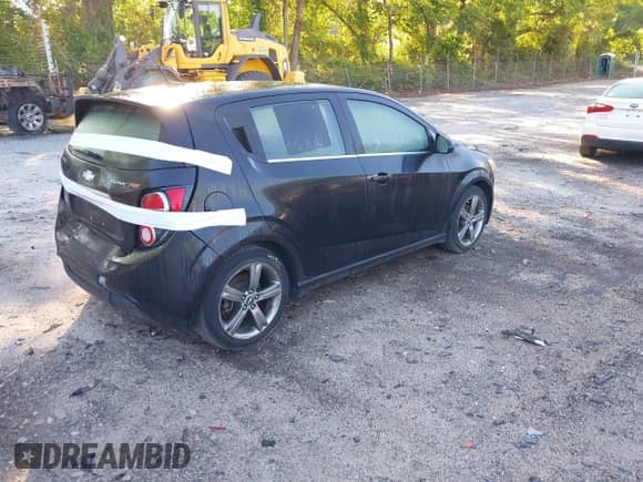 2013 Chevrolet Sonic RS z VIN 1G1JH6SB9D4176972, wystawiony jako IAAI lot #42191316 z przebiegiem 85 102 mil mil oraz . Historia ofert i sprzedaży dostępna na DreamBid. Obrazek 4.