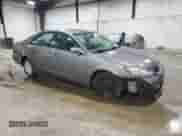 2005 Toyota Camry LE z VIN 4T1BE30K05U950190, wystawiony jako Copart lot #59155235 z przebiegiem 235 964 mil mil oraz Szkoda całkowita • Salvage title. Historia ofert i sprzedaży dostępna na DreamBid. Obrazek 4.