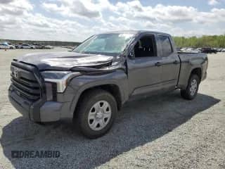 2022 Toyota Tundra SR с VIN 5TFKB5DA7NX047592, выставлен на аукционе Copart как лот 51610295 с пробегом 50 737 миль миль и Списание • Salvage title. История ставок и продаж доступна на DreamBid. Изображение 1.