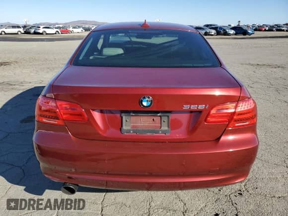 2011 BMW 3 Series 328i с VIN WBAKE5C51BE755269, выставлен на аукционе Copart как лот 82304145 с пробегом Не указан миль и Списание • Salvage title. История ставок и продаж доступна на DreamBid. Изображение 6.