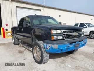 2003 Chevrolet Silverado 1500HD LS z VIN 1GCGK13UX3F141463, wystawiony jako IAAI lot #41753902 z przebiegiem 249 304 mil mil oraz . Historia ofert i sprzedaży dostępna na DreamBid. Obrazek 6.