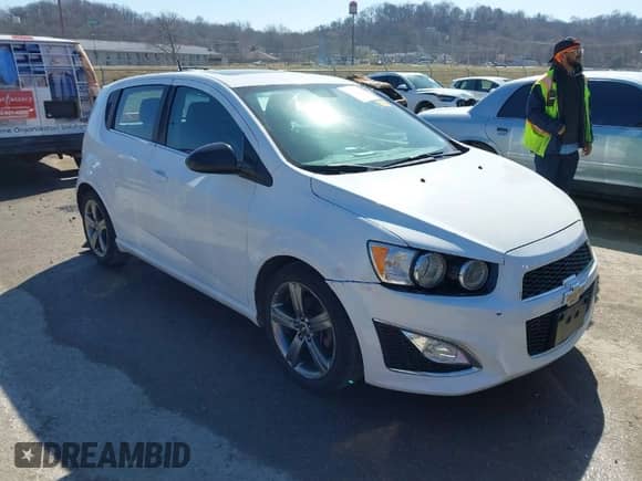 2013 Chevrolet Sonic RS z VIN 1G1JH6SB5D4146819, wystawiony jako IAAI lot #41742164 z przebiegiem 185 401 mil mil oraz . Historia ofert i sprzedaży dostępna na DreamBid. Obrazek 1.