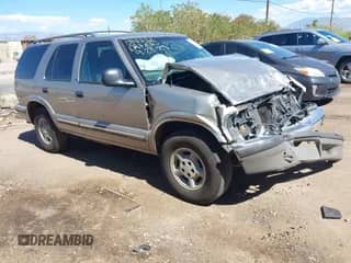 1998 Chevrolet Blazer LS z VIN 1GNDT13W1W2180981, wystawiony jako IAAI lot #43332163 z przebiegiem Nie podano mil oraz . Historia ofert i sprzedaży dostępna na DreamBid. Obrazek 1.
