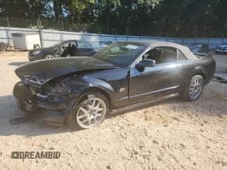 2006 Ford Mustang GT Deluxe z VIN 1ZVHT85H965247453, wystawiony jako Copart lot #72102975 z przebiegiem 196 820 mil mil oraz Szkoda całkowita • Salvage title. Historia ofert i sprzedaży dostępna na DreamBid. Obrazek 1.