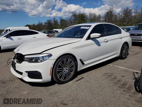 2019 BMW 5 Series 540i xDrive z VIN WBAJE7C50KWW14887, wystawiony jako Copart lot #70204235 z przebiegiem 70 038 mil mil oraz Szkoda całkowita • Salvage title. Historia ofert i sprzedaży dostępna na DreamBid. Obrazek 1.