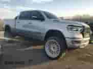 2021 Ram 1500 Big Horn z VIN 1C6SRFMT7MN603839, wystawiony jako Copart lot #47307665 z przebiegiem 94 683 mil mil oraz Szkoda całkowita • Salvage title. Historia ofert i sprzedaży dostępna na DreamBid. Obrazek 4.